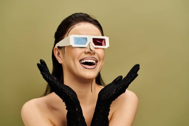 Pop sanat makyajlı esmer bir kadın 3D gözlük ve şık siyah eldivenler takar..