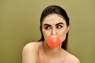 Esmer bir kadın palyaço burnu, burun halkası, pop sanat makyajı ve siyah eldivenler giyer..