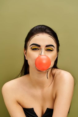 Esmer kadın pop sanatıyla süslenmiş, sakız üflüyor.