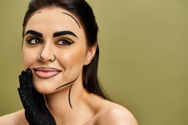 Pop sanat makyajlı ve siyah eldivenli çarpıcı bir esmer gizemli bir şekilde bakıyor..
