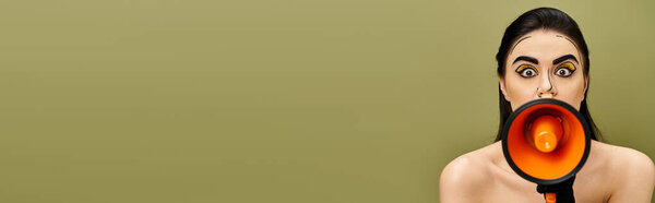 Брюнетка в черных перчатках в стиле поп-арта держит красный и черный мегафон на лице в сильной позе.