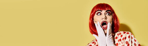 Красивая рыжая женщина в белых перчатках прикрывает рот, демонстрируя творческий макияж поп-арта. Она носит блузку в горошек на жёлтом фоне..