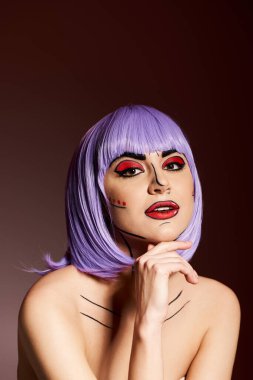 Mor peruklu ve pop sanat makyajlı güzel bir kadın esinlenilmiş mizahi karakterlerden esinlenilmiştir..