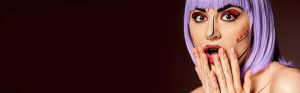 Потрясающая женщина качает фиолетовый парик и авангардный макияж, воплощая персонажа из комикса.