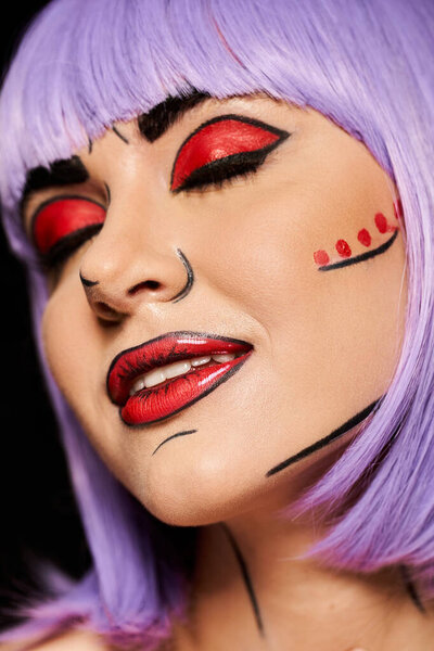 Потрясающая женщина с фиолетовыми волосами и макияжем, напоминающим персонажей комиксов.