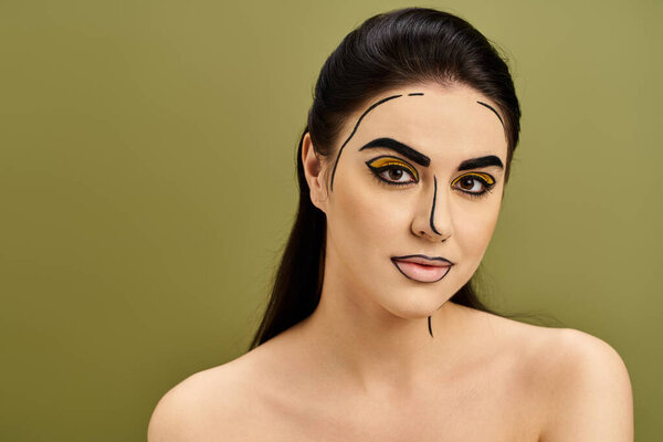 Брюнетка с поп-артом макияж, ее лицо преобразовано в раскрашенную маску.