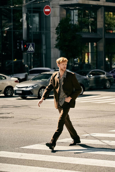 Стильный рыжеволосый мужчина в скафандре, гуляющий по городской улице..