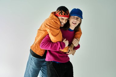 İki adam birbirine sevgiyle sarılıyor..