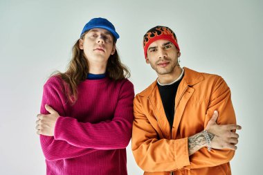 İki adam bir arada duruyor, samimiyet ve bağlılık yayıyorlar..