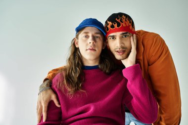 İki adam birbirine yakın oturuyor, sohbet ediyor ve bir anlık bir bağ paylaşıyor..