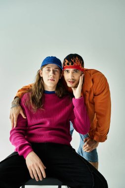 İki erkek fotoğraf için poz verir, neşe ve sevgi saçar..