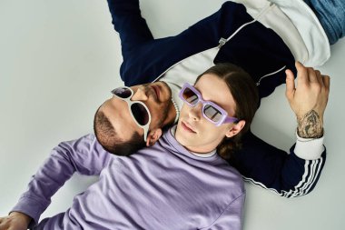 Birbirine sarılmış iki adam sevgi dolu bir kucaklaşmada yatıyor..