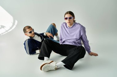 İki adam derin bir sohbette, yakın oturuyorlar..