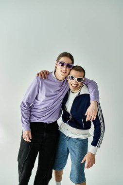 İki çekici erkek, iç açıcı bir anda birlikte poz verirler..