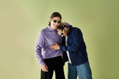 İki adam birlikte durur, sevgi ve beraberlik yayarlar..