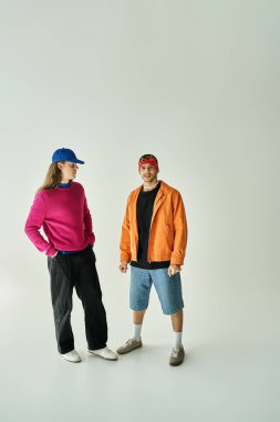 İki adam sevgi dolu bir şekilde yan yana durur ve birbirlerine eşlik ederler..