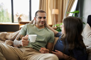 Genç eşcinsel bir çift sıcak bir sabah geçirir, yatak odalarında bir fincan kahve içerler..