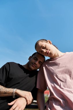 Güneşli bir günde iki genç adam birlikte dinleniyor..