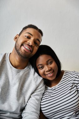 Afro-Amerikalı bir çift, evdeki yakın çekim fotoğrafı için gülümsüyor..