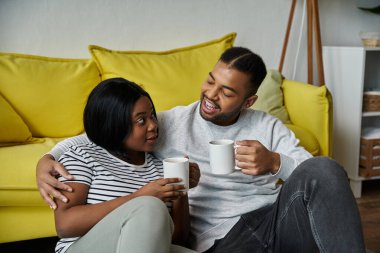 Afro-Amerikalı çift kahve ve sohbetin tadını çıkarıyor..