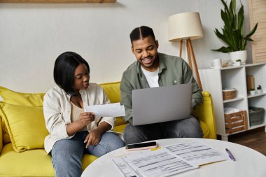 Sarı kanepe planındaki Afro-Amerikan çift finansman ve gelecek.