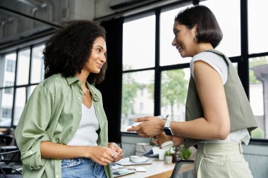 İki kadın, hayat ve iş ortağı, ofislerinde iş birliği yapıyorlar..