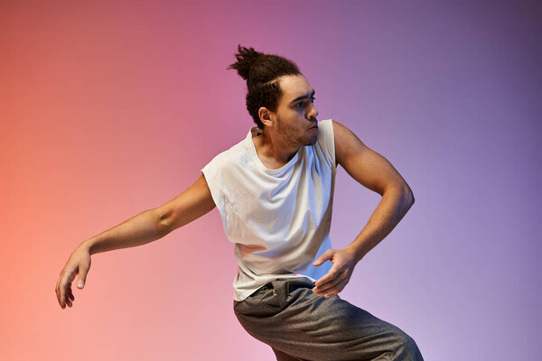 Молодой афроамериканец танцует на ярком градиентном фоне, его тело течет с изяществом и энергией.