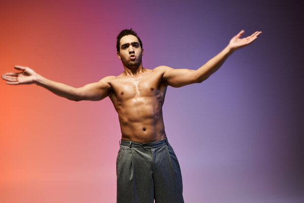 Молодой афроамериканец танцует с протянутыми руками на цветном фоне..