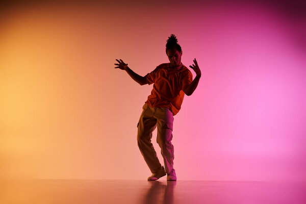 Молодой афроамериканец танцует со страстью на ярком градиентном фоне, его движения захватывают энергию момента.
