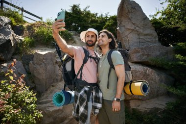 Eşcinsel bir çift yaz yürüyüşü sırasında vahşi doğada selfie çeker..