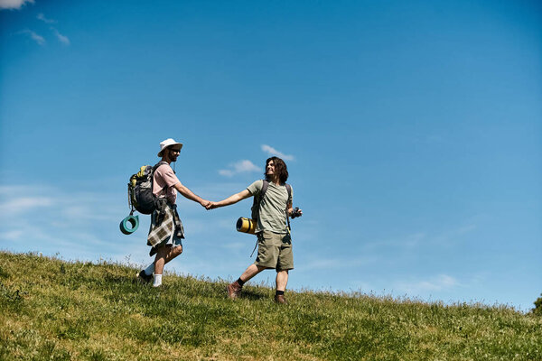 Молодая гей-пара в солнечный летний день идет рука об руку на шикарной гильотине.