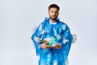 Plastik çantalı bir adam beyaz arka planda şişe tutuyor..