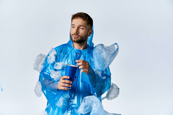 Человек стоит в море пластика, яркое напоминание о нашей зависимости от одноразовых предметов.