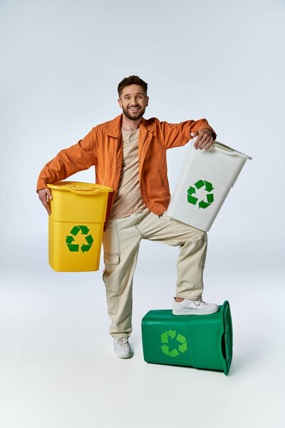 Человек гордо стоит с мусорными баками, демонстрируя свою приверженность устойчивому будущему.