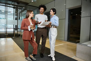 Protez bacaklı bir kadın da dahil olmak üzere üç meslektaşım bir ofis lobisinde durup dostça bir sohbete giriştiler..