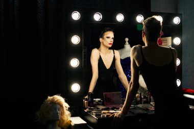 Bir travesti sahne arkasına hazırlanıyor, aynaya bakarken kıyafetini ayarlıyor..
