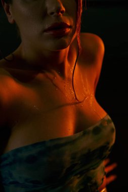 Havuzun yanında şık bir bluz giyen genç bir kadın yaz günbatımının sıcacık parıltısıyla banyo yapıyor..