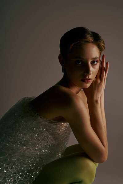 Красивая женщина в белом платье позирует для фотографии.