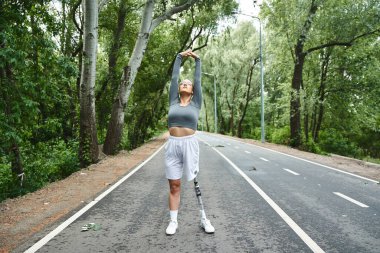 Kararlı genç bir kadın, protez bacağıyla spor ve doğayı kucaklıyor..