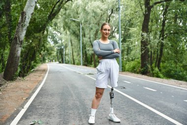 Spor giyim sektöründe kararlı bir kız aktif yaşam tarzını benimserken dışarıda çalışmaktan zevk alıyor..