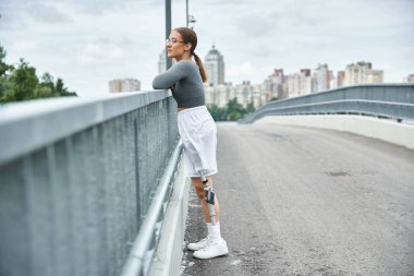 Genç bir kadın, protez bacağıyla spor ve özgürlüğü kucaklayarak açık havadan keyif alır..