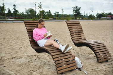 Spor giyim sektöründe genç bir kadın dışarıda rahatlıyor, yaşam tarzını benimsiyor..