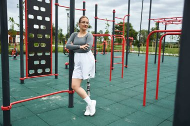 Protez bacaklı kararlı genç bir kadın spor yaparken spor yapmayı sever..