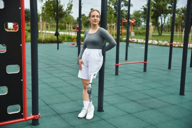 Kararlı genç bir kadın spor kıyafetleriyle spor yaparken spor yapmayı sever..