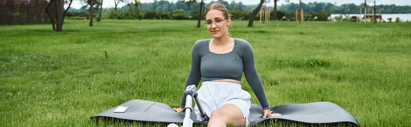 Молодая женщина упражняется на открытом воздухе, демонстрируя свою силу и решимость во время ношения спортивной одежды.