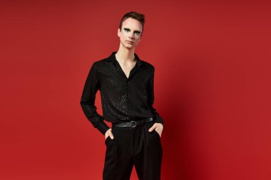 Şık bir dansçı kendine güvenir, eşsiz bir moda sergiler..