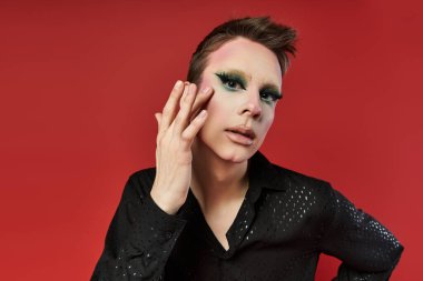 Genç bir travesti kendine güvenerek neşeli bir poz verir..