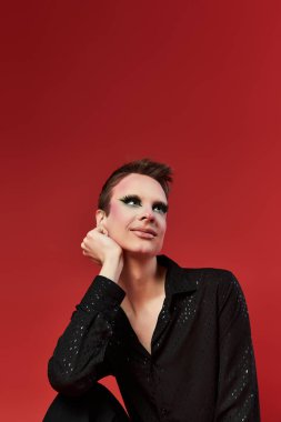 Genç bir travesti kendine has tarzını canlı ifadelerle sergiliyor..