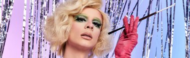 Canlı genç bir travesti, şık kıyafetlerini gösterirken kendine güveni tamdır..