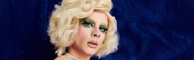 Canlı bir travesti eşsiz bir moda ve cesur bir makyaj sergiliyor..